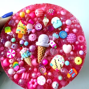 Wiederverwendbares Picking Pad in Form einer Eisdiele, sensorisches Fidget-Spielzeug mit vielen Anhängern zum Thema Eiscreme.
