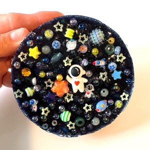 Space Rock – świecąca w ciemności, wielokrotnego użytku mata sensoryczna, zapachowa Rainbow Drops. Idealny prezent dla dzieci.