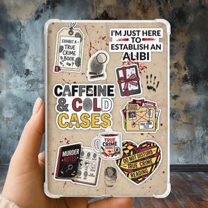 Peut inclure: Une coque de tablette transparente ornée de divers autocollants sur le thème du crime, incluant les textes Caffeine & Cold Cases, I'm Just Here To Establish An Alibi, et Do Not Disturb True Crime Reading, avec des illustrations de dossiers et tasses.