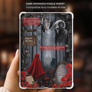 Peut inclure: Un insert Kindle transparent illustrant une forêt sombre avec une silhouette en cape rouge, une créature à cornes, un loup et des coquelicots rouges. Le texte Beyond The Pines et plusieurs phrases en français sont inscrits sur l'image.