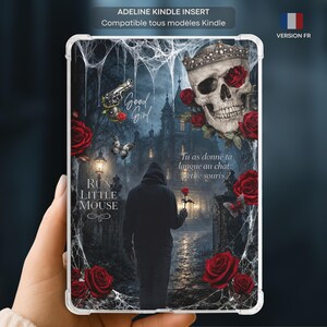 Peut inclure: Un insert pour Kindle illustrant une scène gothique sombre avec une silhouette à capuche tenant une rose rouge devant un manoir. Le design inclut un crâne couronné, des roses rouges, un pistolet, des toiles d'araignée et le texte : ADELINE KINDLE INSERT, Good Girl, RUN LITTLE MOUSE, et Tu as donné ta langue au chat, petite souris ?
