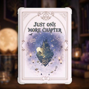 Peut inclure: Une coque de protection transparente avec une illustration fantastique. Elle représente un château sur une île flottante, entouré d'étoiles, de clés et de bougies. Le texte "Just One More Chapter" est en haut, dans un cadre décoratif.