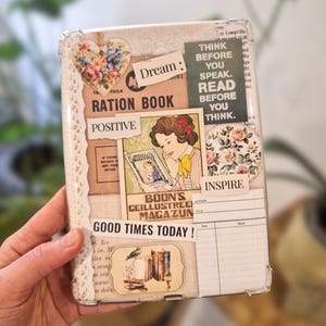 Peut inclure: Une coque de tablette transparente ornée d'un collage de papiers de style vintage, incluant une couverture de carnet de rationnement, un cœur floral, une illustration de magazine et le texte "THINK BEFORE YOU SPEAK. READ BEFORE YOU THINK."