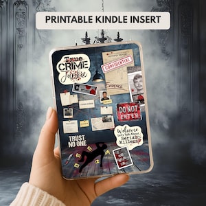 Può includere: Un inserto Kindle trasparente con un design a collage con il testo "True Crime Junkie", prove della scena del crimine e il testo "Do Not Enter". L'inserto include anche il testo "Welcome Let's Talk About Serial Killers".