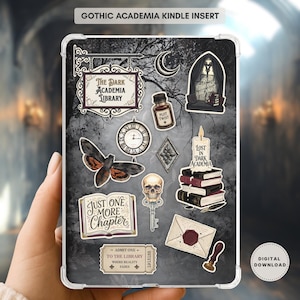 Peut inclure: Insert Kindle sur le thème de l'académie sombre. Il présente divers autocollants, dont un panneau de bibliothèque, une horloge, un papillon de nuit, un crâne et le texte "Just One More Chapter". L'arrière-plan est une image en niveaux de gris d'un arbre.
