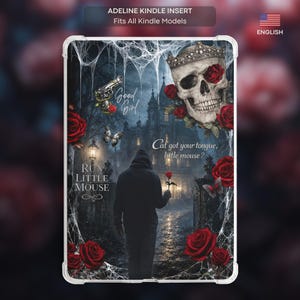 Peut inclure: Un insert rectangulaire pour Kindle présentant une scène gothique sombre avec une silhouette à capuche tenant une rose rouge devant un manoir. Le design inclut un crâne couronné, des roses rouges, un pistolet, des toiles d'araignée et le texte : ADELINE KINDLE INSERT, Good Girl, RUN LITTLE MOUSE, et Cat got your tongue, little mouse?