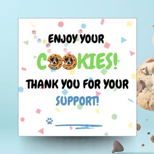 Peut inclure: Une carte carrée blanche avec le texte "ENJOY YOUR COOKIES! THANK YOU FOR YOUR SUPPORT!" en noir et vert. Le mot "COOKIES" contient deux biscuits avec des visages de chiens. Le fond est décoré de confettis et d'empreintes de pattes.