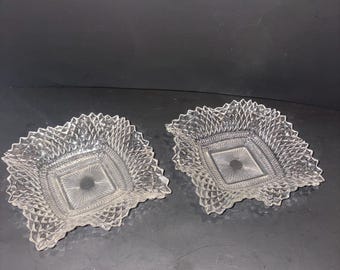 Zestaw 2 zabytkowych, kwadratowych, falbaniastych pojemników na cukierki/orzechy firmy Indiana Glass Company.