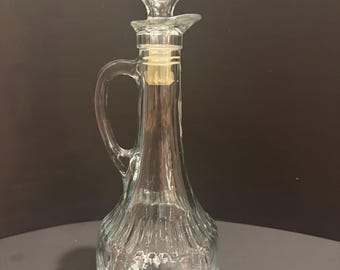 Vintage Glaskaraffe ist ein Sammlerstück, das oft mit Mogen David Wein in Verbindung gebracht wird