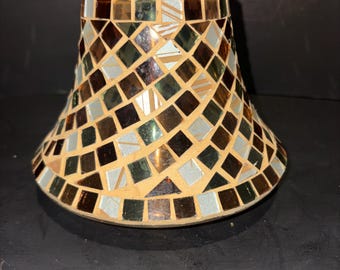 Remate para pantalla de vela Yankee Candle Mosaic en una combinación de colores marrón, blanco y verde azulado.