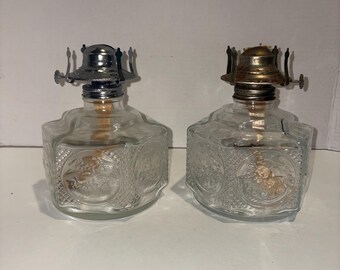 Vintage Lamplight Farms olielampen "paard en wagen". Deze kerosinelantaarns voor verzamelaars hebben een opvallende zeshoekige (zeskantige)