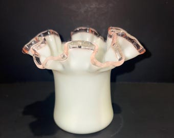 Jarrón Fenton Glass Rose Crest Top Hat, una pieza de vidrio artístico vintage.