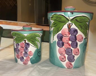 Recipiente de cerámica pintado a mano con certificación internacional, fabricado en Portugal con una uva rosa y morada.