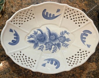 Plato o cuenco decorativo con base floral azul y blanco de Home Interiors vintage