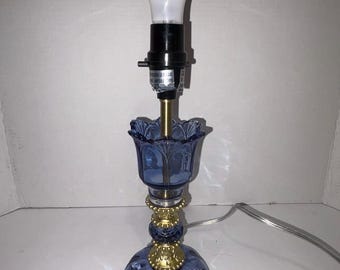 Lampa stołowa w stylu Hollywood Regency, często nazywana lampą dwupoziomową lub lampą w kształcie tortu weselnego