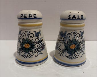 Salero y pimentero. Par de Hall Pottery Raffaellesco, números de modelo 2586 y 2587, con decoración italiana pintada a mano.