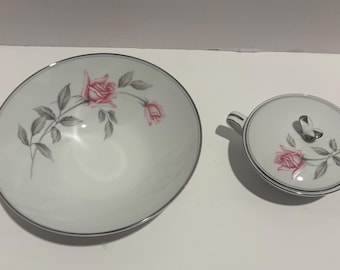 Porcelana fina vintage Noritake Rosemarie, especificamente o padrão nº 6044, produzida no Japão entre 1959 e 1975.