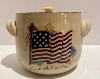 Esta olla de cerámica vintage de 2004, ideal para guardar frijoles o galletas, fue fabricada por Home & Garden Party con el diseño patriótico "Land That I Love".