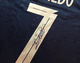 Maglia numero 7 del Portogallo autografata da Cristiano Ronaldo con certificato di autenticità.