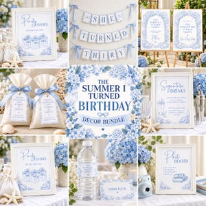 Könnte beinhalten: Ein Party-Deko-Set mit blau-weißen Blumenmustern. Es enthält gerahmte Schilder für Gastgeschenke, Getränke und eine Fotobox, ein Banner mit der Aufschrift SHE TURNED THIRTY, Geschenktüten mit blauen Schleifen und Wasserflaschenetiketten.