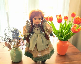 Bambola in stile vintage - 42 cm - Capelli rossi intrecciati, decorazione in stile cottage