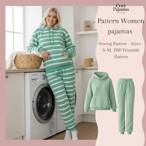 Pode incluir: Um conjunto de pijama listrado em verde e branco, incluindo um moletom com capuz e calças combinando. A imagem também mostra um conjunto de pijama verde liso separado. O texto na imagem diz "Cozy Pajamas" e "Pattern Women pajamas".