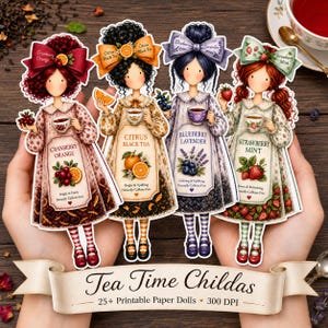 Pode incluir: Quatro bonecas de papel com roupas com tema de chá: Cranberry Orange, Citrus Black Tea, Blueberry Lavender e Strawberry Mint. Cada boneca usa um vestido decorado com frutas ou flores e segura uma xícara de chá. Uma faixa diz Tea Time Childas.