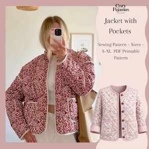 Może przedstawiać: Pikowana kurtka z kieszeniami, z kwiatowym wzorem w odcieniach czerwieni i kremu. Kurtka ma okrągły kołnierz i jest noszona na białym topie. Na zdjęciu widoczna jest również mniejsza wersja kurtki oraz napis "Jacket with Pockets".