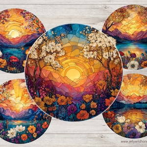 Può includere: Cinque sottobicchieri rotondi con un design a vetrata raffigurante un tramonto su un lago e montagne. I sottobicchieri presentano una vibrante tavolozza di colori arancione, giallo, blu, viola e bianco, con dettagli floreali e di alberi. L'indirizzo del sito web è visibile.