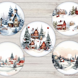 Può includere: Set di cinque sottobicchieri rotondi con scene di villaggi invernali ad acquerello. Ogni sottobicchiere raffigura case coperte di neve, alberi e paesaggi nei toni del bianco, blu e rosso. I sottobicchieri sono disposti su una superficie di legno chiaro.