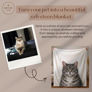 Op de afbeelding: Een handgemaakt houten bord met de tekst "Welcome to our home" in een handgeschreven stijl. Het wit geschilderde bord heeft zwarte letters en een verweerde afwerking, ideaal voor woondecoratie.