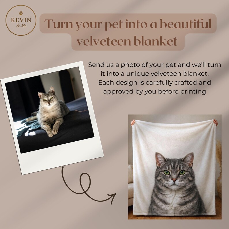 Op de afbeelding: Een handgemaakt houten bord met de tekst "Welcome to our home" in een handgeschreven stijl. Het wit geschilderde bord heeft zwarte letters en een verweerde afwerking, ideaal voor woondecoratie.