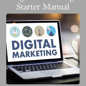 Peut inclure: Un ordinateur portable affiche le texte "DIGITAL MARKETING" en bleu, avec des ic&ocirc;nes de fus&eacute;e, de r&eacute;seau, d'ampoule et de camembert. Le titre "Digital Marketing Starter Manual" est en haut.