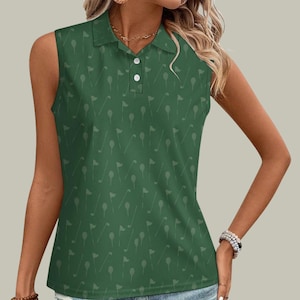 Op de afbeelding: Een witte keramische mok met een zwart handvat en de tekst "But First, Coffee" in een vetgedrukte, zwarte letter. De mok staat tegen een vage achtergrond, wat een gezellige setting suggereert.