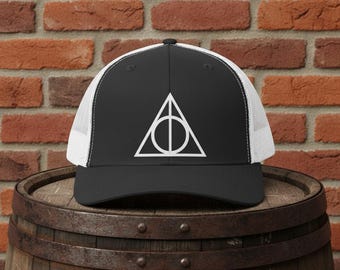 Minimalistische Heiligtümer des Todes Trucker Hat | Yupoong Retro Cap, Zauberhafte Welt Freizeitpark