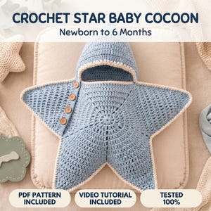 Może przedstawiać: Jasnoniebieski szydełkowany kokon dla niemowląt w kształcie gwiazdy z kapturem i czterema brązowymi guzikami z boku. Tekst głosi: CROCHET STAR BABY COCOON, Newborn to 6 Months, PDF PATTERN INCLUDED, VIDEO TUTORIAL INCLUDED, TESTED 100%.