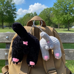 Op de afbeelding: Een rustiek houten bord met de tekst "Welcome to our home" in witte letters. Het bord heeft een verweerde afwerking en een eenvoudig, uitnodigend ontwerp, ideaal voor voordeurdecoratie.