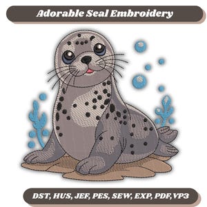 Op de afbeelding: Een borduurontwerp met een grijze gevlekte zeehond met grote donkere ogen, een klein roze tongetje en snorharen. De zeehond is omringd door blauwe bubbels en lichtblauw zeewier op een bruine vlek. Tekst: 7 sizes, Adorable Seal Embroidery, DST, HUS, JEF, PES, SEW, EXP, PDF, VP3.