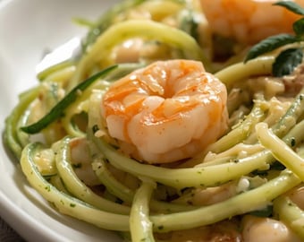 Receta de fideos cremosos de calabacín con camarones y ajo / Cena saludable rica en proteínas (PDF)
