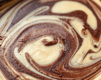 Tarta de queso y brownie de plátano / Postre de chocolate y plátano con remolino cremoso / Receta fácil en PDF