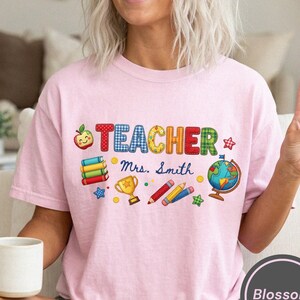 Anpassad lärarnamn-t-shirt, personlig lärarskjorta, konstgjord lärart-t-shirt, gåva för lärare till skolan, klassrumslärarskjorta
