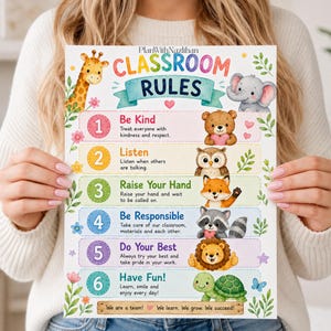 Puede incluir: Un póster de reglas de clase con el texto PlanWithNazlihan y seis reglas numeradas ilustradas con animales coloridos que incluyen una jirafa, un elefante, un oso, un búho, un zorro, un mapache, un león y una tortuga, con detalles florales.