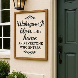 Pode incluir: Uma placa retangular de madeira com o texto "Waheguru Ji bless this home AND EVERYONE WHO ENTERS" em letras pretas. A placa está montada em uma parede bege ao lado de uma porta verde escura e uma lanterna preta.
