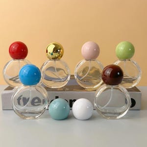 Puede incluir: Una taza de cerámica blanca con un asa negra y el texto "But First, Coffee" en negro y negrita. La taza probablemente tiene 325 ml de capacidad y está sobre una superficie blanca.