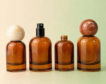 Amberkleurig glazen parfumflesje van 30 ml of 50 ml met ronde dop, leeg cosmetisch flesje