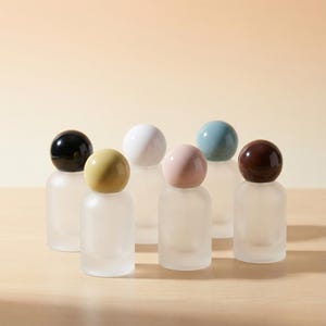 30 ml glassprayflaska med färgglatt sfäriskt lock, söt återfyllningsbar parfymförstärkare, minimalistisk förstärkare för resor och dagligt bruk