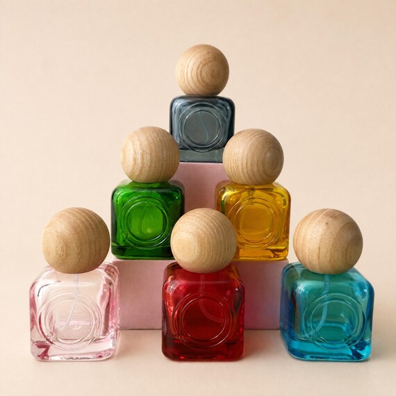30ml Mini quadratische geprägte Glassprühflaschen mit natürlichen Holzkugelkappen, 6 Farben nachfüllbarer Duftzerstäuber für Hochzeitsbevorzugungen
