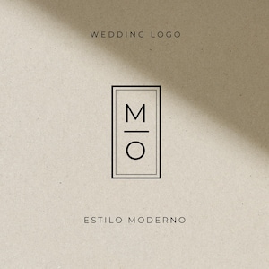 Puede incluir: Un diseño de logotipo de boda minimalista con las letras "M" sobre "O" dentro de un marco rectangular. El diseño negro está sobre un fondo beige, con las palabras "WEDDING LOGO" y "ESTILO MODERNO" arriba y abajo del logotipo.