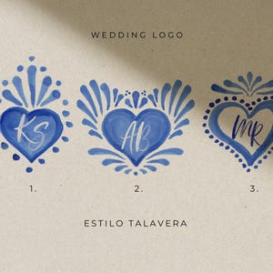 Puede incluir: Tres logotipos de boda azules en forma de corazón con iniciales blancas, al estilo Talavera. Los logotipos están numerados 1, 2 y 3. El texto "WEDDING LOGO" y "ESTILO TALAVERA" están arriba y abajo de los logotipos.
