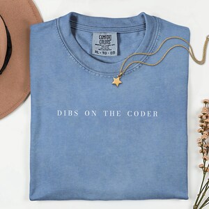 Dibs On The Coder-shirt, cadeau voor programmeurs, verjaardagscadeau voor softwareontwikkelaars, afstudeercadeau informatica, bedankje voor het programmeerteam afbeelding 3